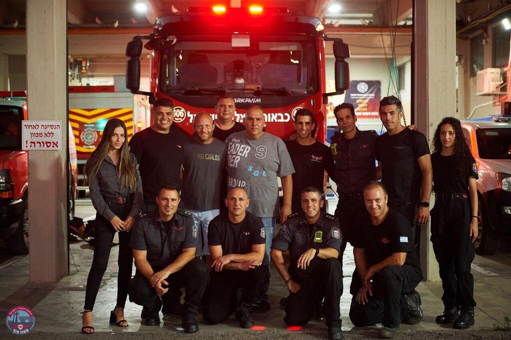 צוות התחנה עם ניר אשורי (צילום: כבאות והצלה חוף) המפגש של ניר אשורי עם צוות לוחמי האש שהצילו את חייו