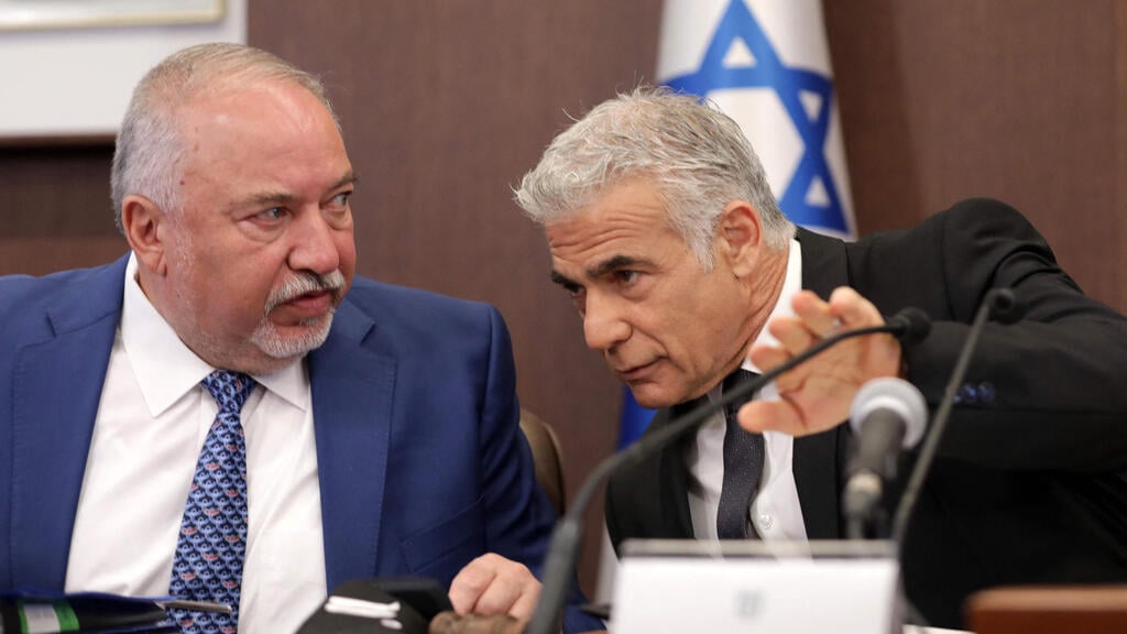 לפיד וליברמן. מותחים ביקורת חריפה מתוך האופוזיציה (צילום: AFP) ישיבת ממשלה