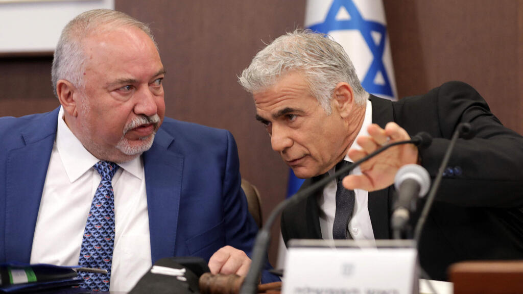 לפיד טען כי "זו הסיבה שנתניהו פוחד מוועדת חקירה". ליברמן: "כולם צריכים להתפטר" (צילום: AFP) ישיבת ממשלה