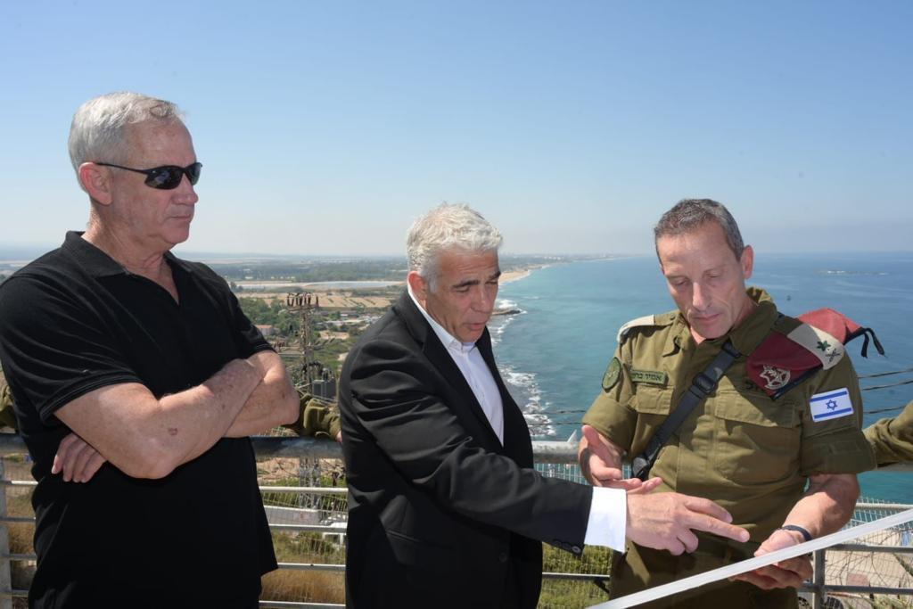 Prime Minister Yair Lapid and Defense Minister Benny Gantz on tour of the northern border on Tuesday (Photo: GPO) ראש הממשלה ושר הביטחון בסיור בגבול לבנון