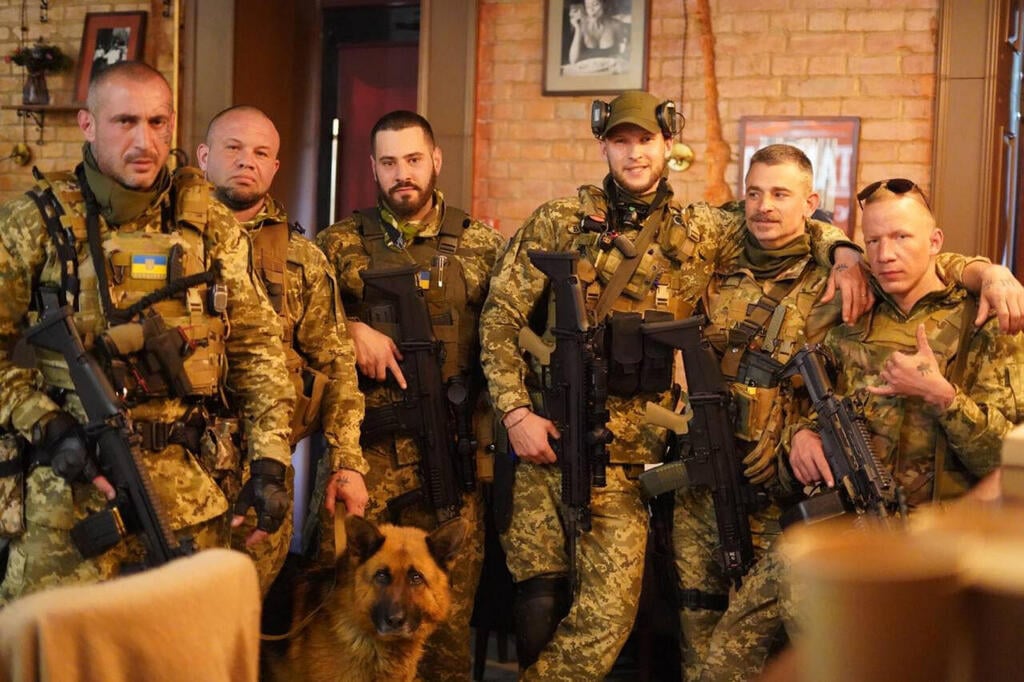 Desyatnik, left, and his comrades in arms דניס דסיאטניק
