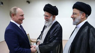 נשיא רוסיה ולדימיר פוטין עם המנהיג העליון של איראן עלי חמינאי ו נשיא איראן איברהים ראיסי ב טהרן