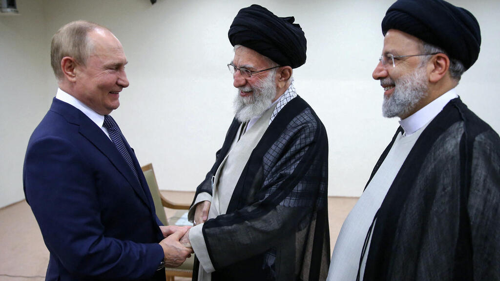 פוטין עם חמינאי וראיסי. מהדקים קשרים (צילום: AFP ) נשיא רוסיה ולדימיר פוטין עם המנהיג העליון של איראן עלי חמינאי ו נשיא איראן איברהים ראיסי ב טהרן