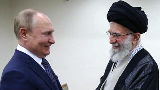 נשיא רוסיה ולדימיר פוטין עם המנהיג העליון של איראן עלי חמינאי ו נשיא איראן איברהים ראיסי ב טהרן