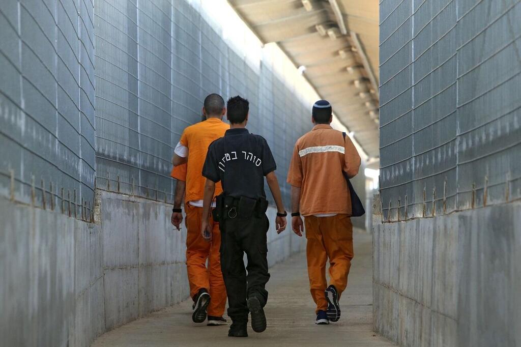 ''זה לא בהכרח דבר רע שמישהו עומד על זכויותיו'' (צילום אילוסטרציה: צביקה טישלר) אסירים וסוהר בבית הכלא