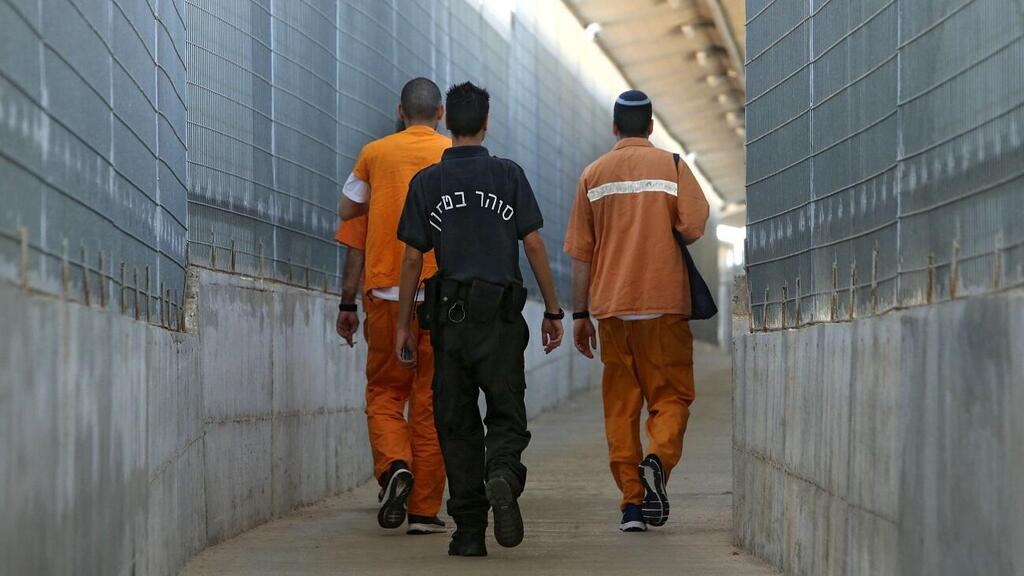 ''אסירים רגישים לכבוד''. בית הסוהר (צילום: צביקה טישלר) אסירים וסוהר בבית הכלא