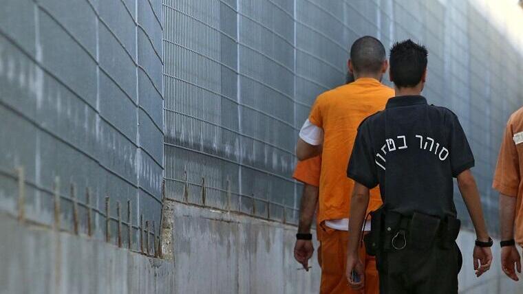אסירים וסוהר בבית הכלא