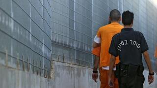 אסירים וסוהר בבית הכלא