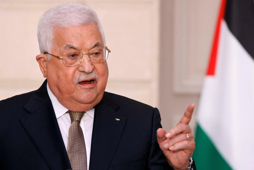 O presidente palestino Mahmoud Abbas durante uma coletiva de imprensa conjunta com Emmanuel Macron em Paris na quarta-feira