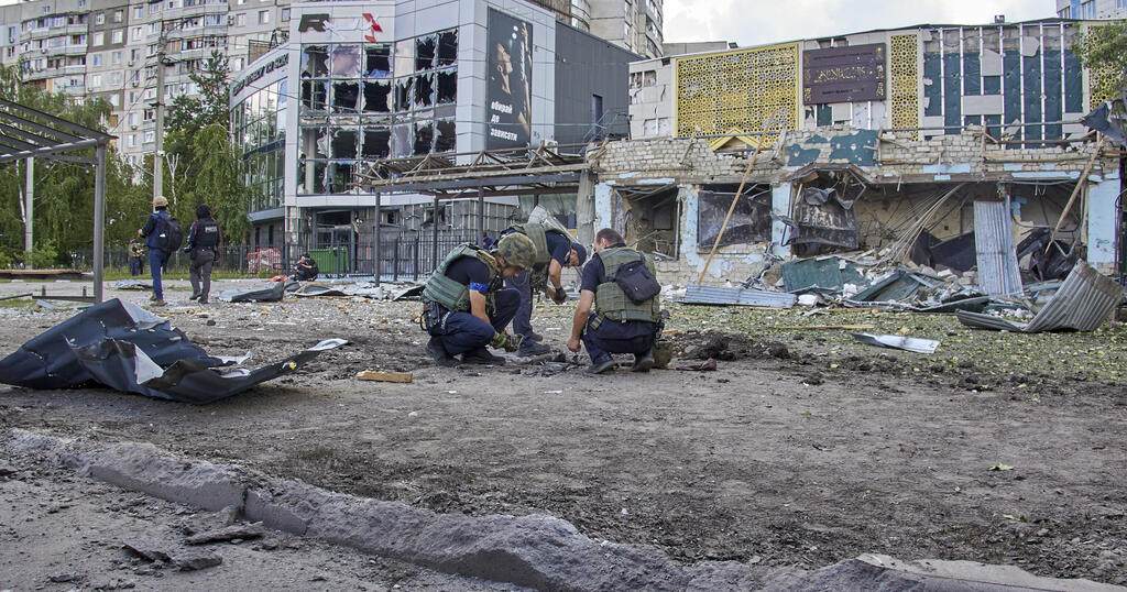נזקי הפגזה שפגעה בתחנת אוטובוס חרקוב אוקראינה מלחמה רוסיה