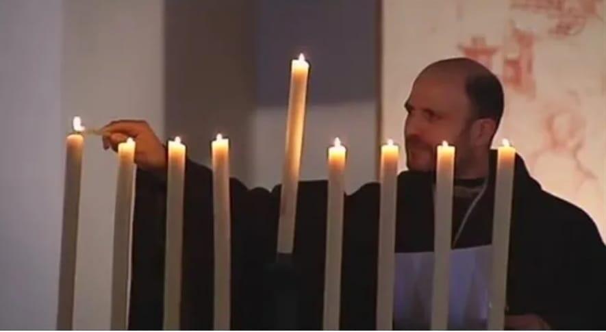 וויליאם קרון מדליק נרות חנוכה בימיו ככומר