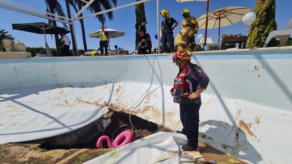 "נוצרו מערבולת וגלים מוזרים, לא ראיתי לאן המים נשאבים". הבולען בכרמי יוסף (צילום: כבאות והצלה) בולען בבית פרטי בכרמי יוסף