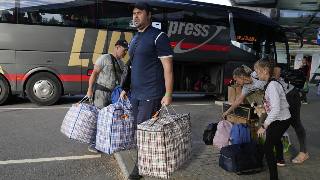 משפחה אוקראינית שגורשה ל רוסיה חוצה את הגבול ל אסטוניה