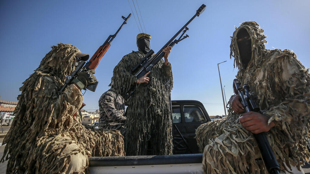 Hamas terrorists in Gaza (Photo: EPA) מפגן צבאי בעזה