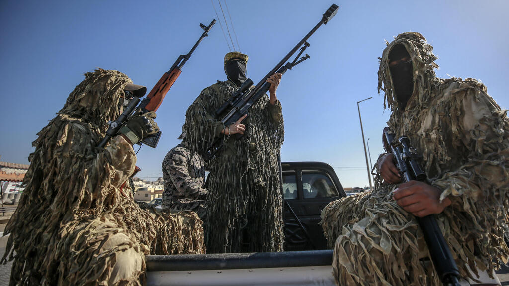 Hamas terrorists in Gaza (Photo: EPA) מפגן צבאי בעזה