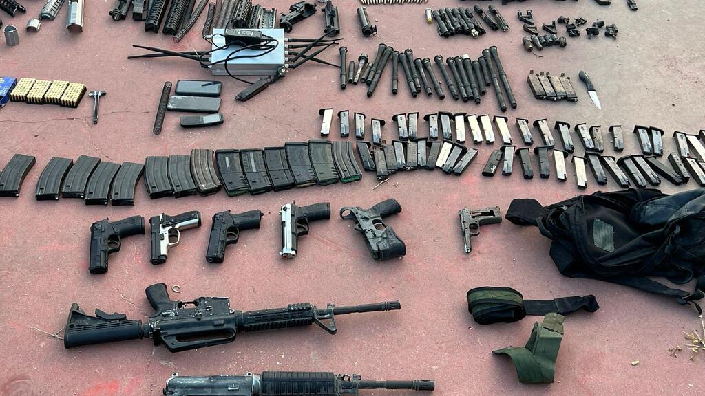 Weapons, ammunition and explosive devices found in building in Nablus where terror suspects were barricading (Photo: Israel Police spokesperson) נשקים שנתפסו במהלך הפעילות בשכם