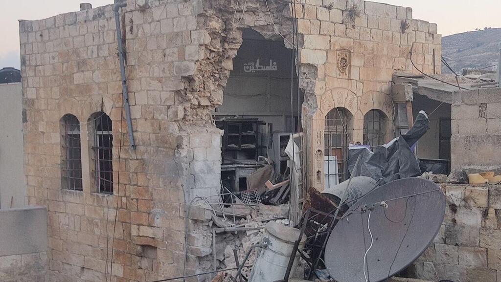 House destroyed by IDF fire after terror suspects were barricaded inside in Nablus בית שכם
