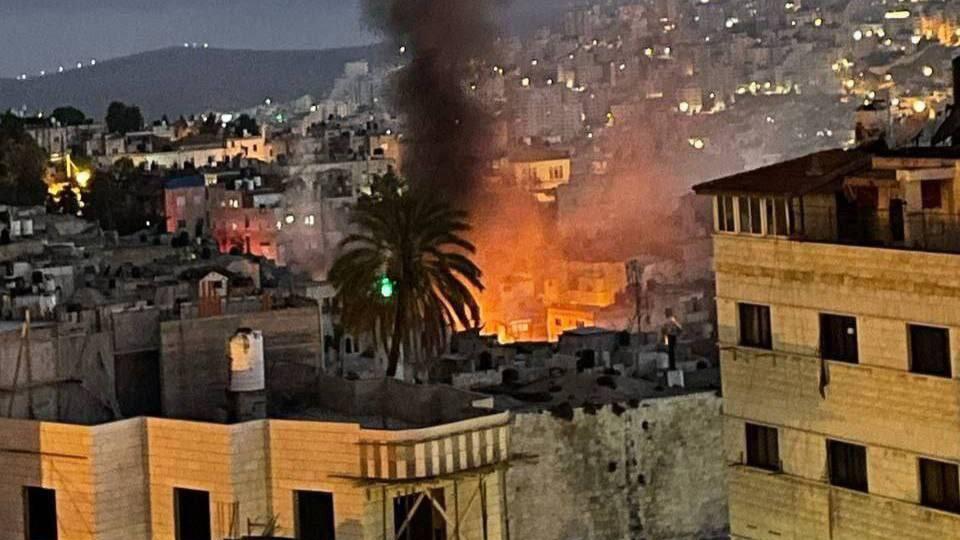 Security forces fire missile on building in Nablus during siege to arrest terror suspects in Nablus רגע פגיעת הטיל בבית שכותר בשכם