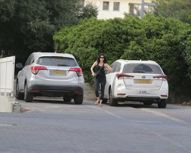 מסדרת את עצמה מול המצלמה (צילום: מוטי לבטון) מסדרת את עצמה מול המצלמה