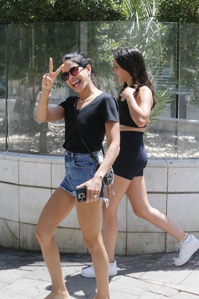 אבל החיוך לא יורד
