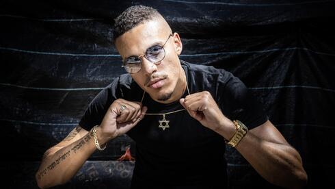 Қытайдағы қайын ата мен қалыңдықтың порносы Азиялық әйел үстелдің астында мастурбация жасайды