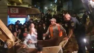 מאות חרדים מפגינים ברחוב בר אילן בירושלים נגד עבודות הרכבת הקלה 