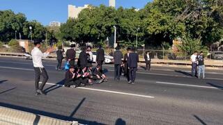 החרדים נגד רפורמת הטלפונים - חוסמים ומפגינים בכביש 4