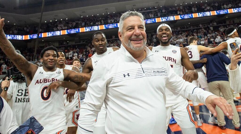 Bruce Pearl celebrates with his team after defeating the Alabama Crimson Tide 