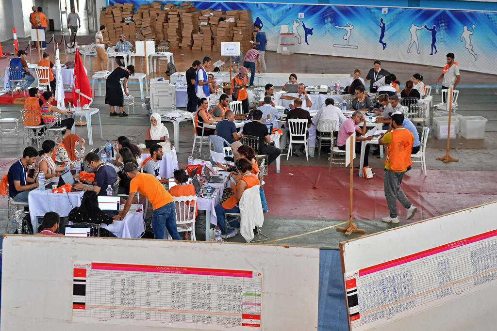 ספירת הקולות בהצבעה בתוניסיה. "הפחתת האיזונים והבלמים עלולה לפגוע בזכויות האדם" (צילום: AFP) תוניסיה משאל עם על שינוי החוקה ספירת קולות