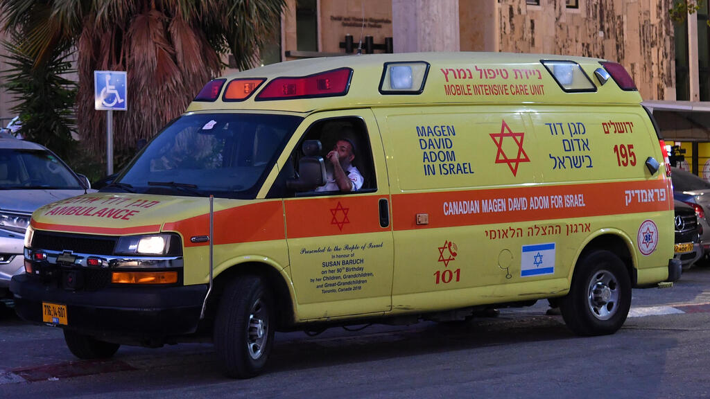 נער נדקר במסיבת גיוס, החשוד נמלט (צילום: יואב דודקביץ') פינוי הילדים הפצועים לבית החולים הדסה הר הצופים, ירושלים