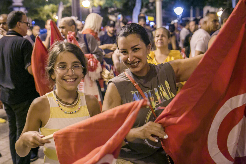 נמאס מהמבוי הסתום. תומכי סעיד בתוניס (צילום: AP) תוניסיה משאל עם על שינוי החוקה תומכי הנשיא קייס סעיד חוגגים אחרי המדגם