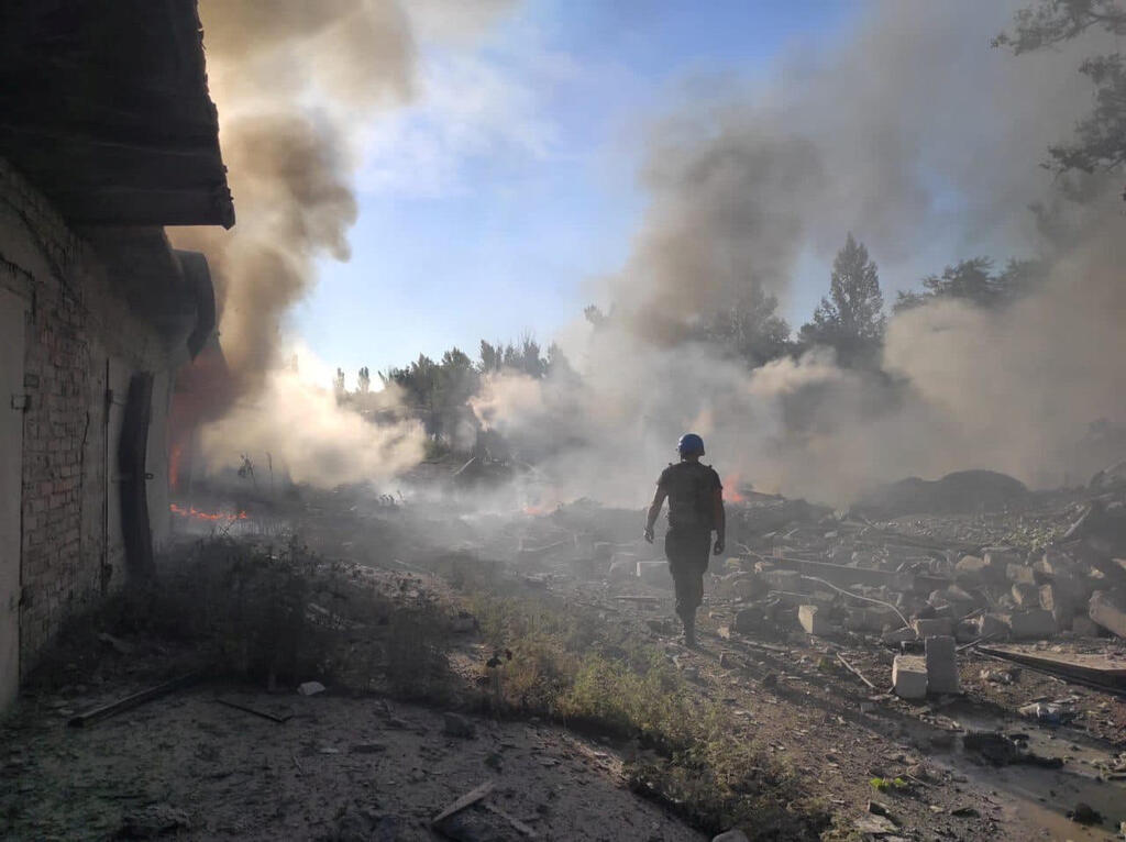 נזקי הפגזה רוסית ביישוב טורצק בדונייצק (צילום: רויטרס ) נזקי הפגזה רוסית ביישוב טורצק ב דונייצק חבל דונבאס אוקראינה מלחמה רוסיה