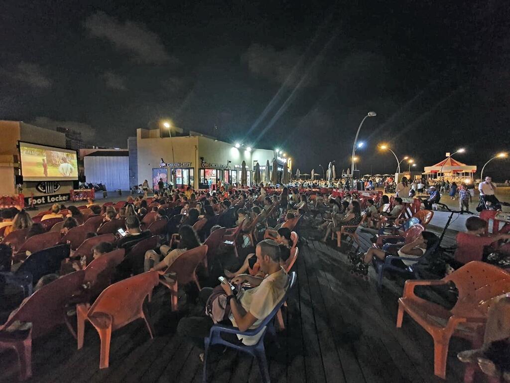 הקרנת סרטי ילדים מדובבים על מסך ענק בנמל תל אביב
