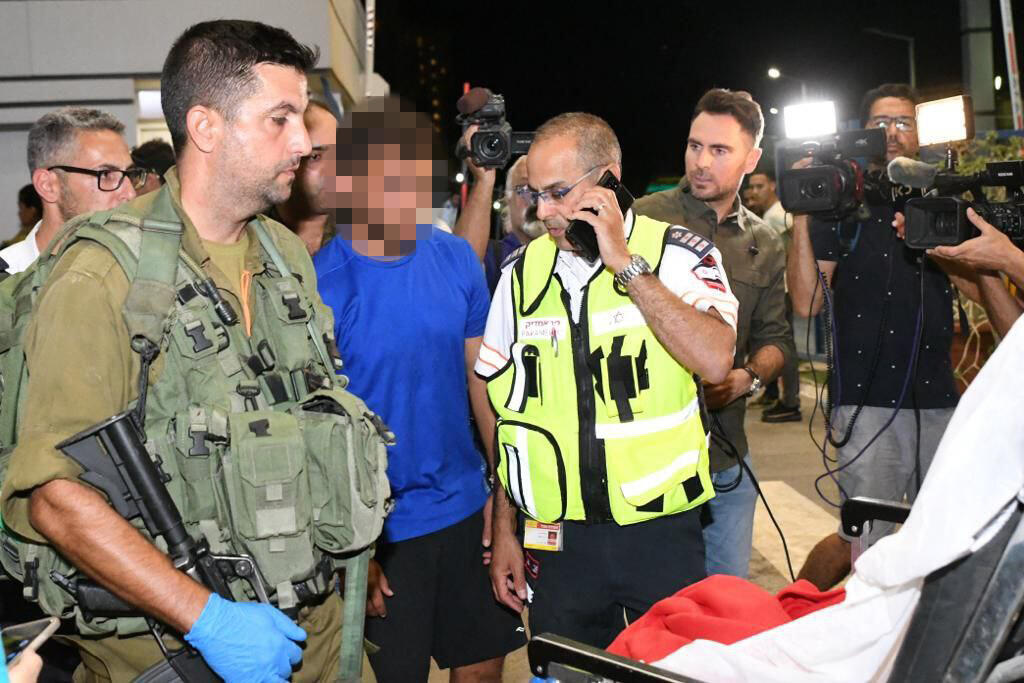 The Israeli group arrives at Yoseftal Medical Center (Photo: Meir Ohayon and Raz Galil) הפצועים מגיעים לבית החולים יוספטל באילת