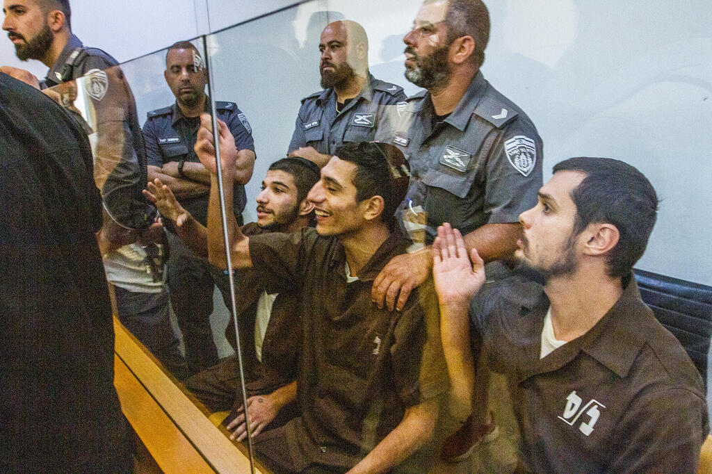 "המעשים נעשו מתוך מניע לאומני-אידיאולוגי מובהק". שלושת הנאשמים בבית המשפט (צילום: עידו ארז) שלושת החשודים