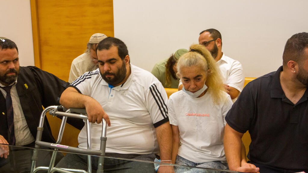 ג'אנאשוילי לצד משפחתו באולם הדיונים, היום (צילום: עידו ארז) הנאשם בלינץ'