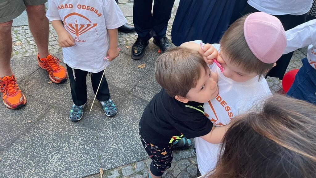 Brothers Daniel and Anton hugging (Photo: Chabad Odesa) דניאל ואנטון מתחבקים