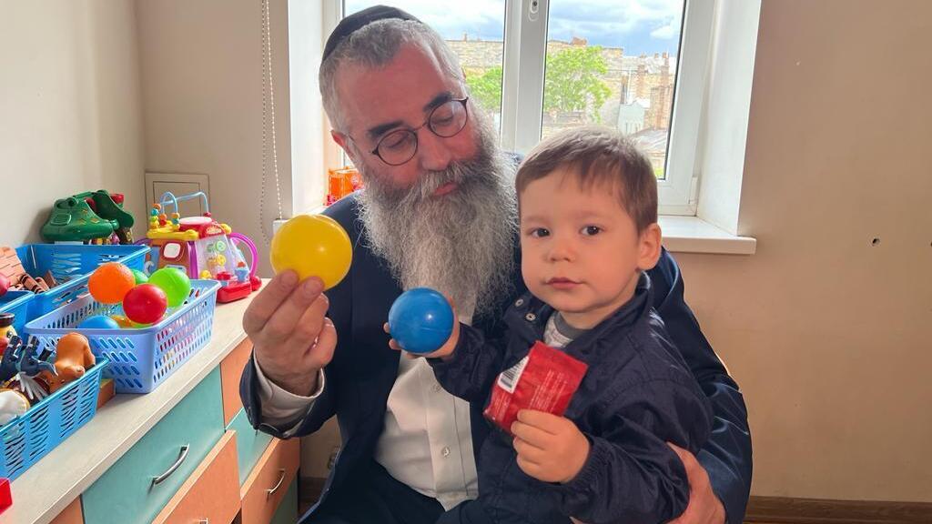 Rabbi Avraham Wolf and Anton (Photo: Chabad Odesa) הרב אברהם וולף עם אנטון