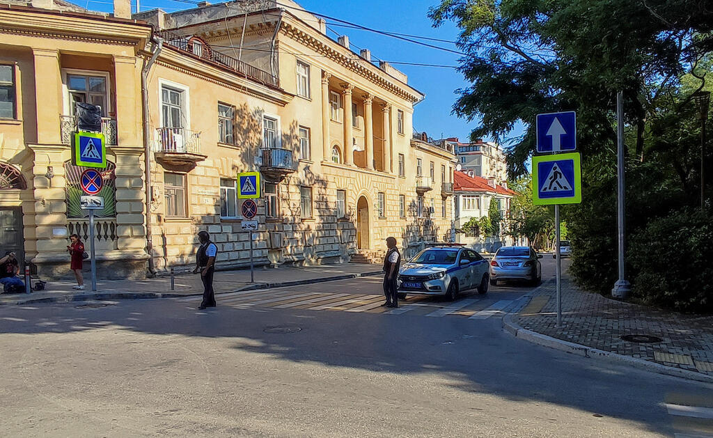 צילום: רויטרס שוטרים חוסמים רחוב בסבסטופול