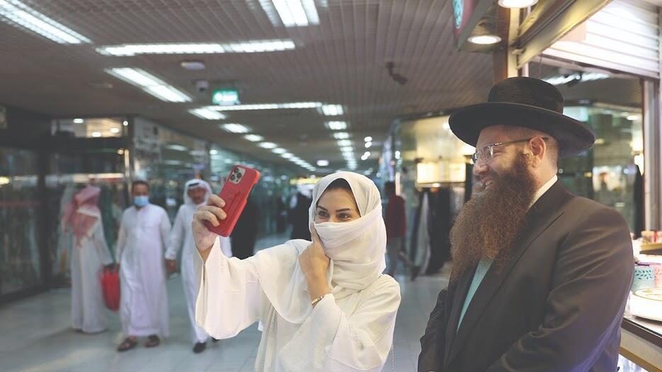 Rabbi Yaakov Israel Herzog poses for a photo at a shopping mall in Riyadh, Saudi Arabia (Fayez Nureldine / AFP) הרב יעקב ישראל הרצוג בסעודיה