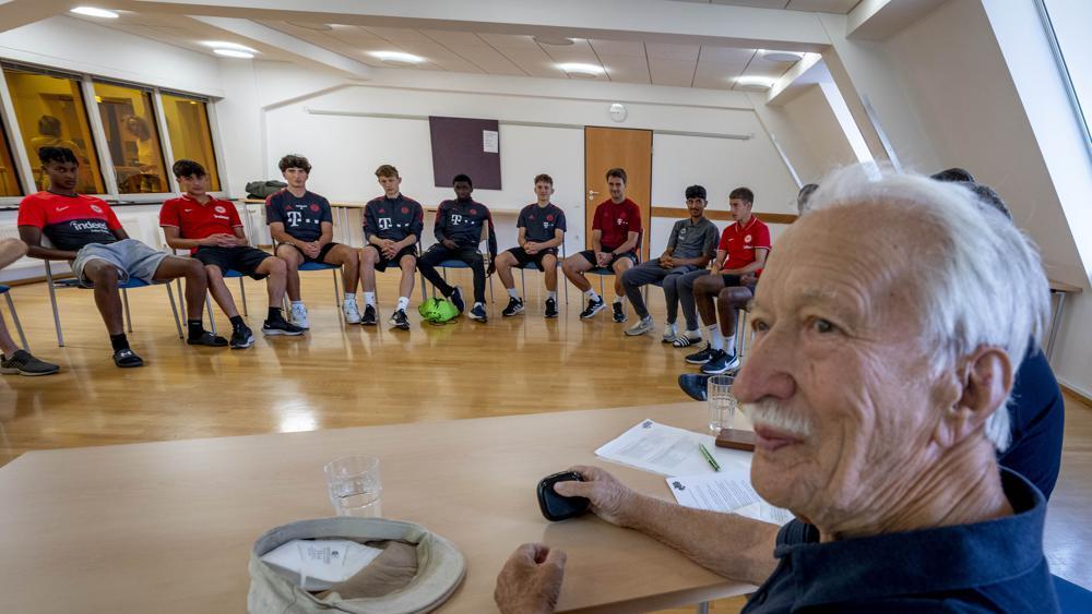 Holocaust survivor Ernst Grube talks to youth players of Bayern Munich 