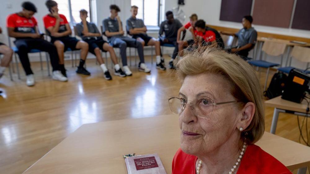 Holocaust survivor Eva Szepesi talks to youth players of Bayern Munich 