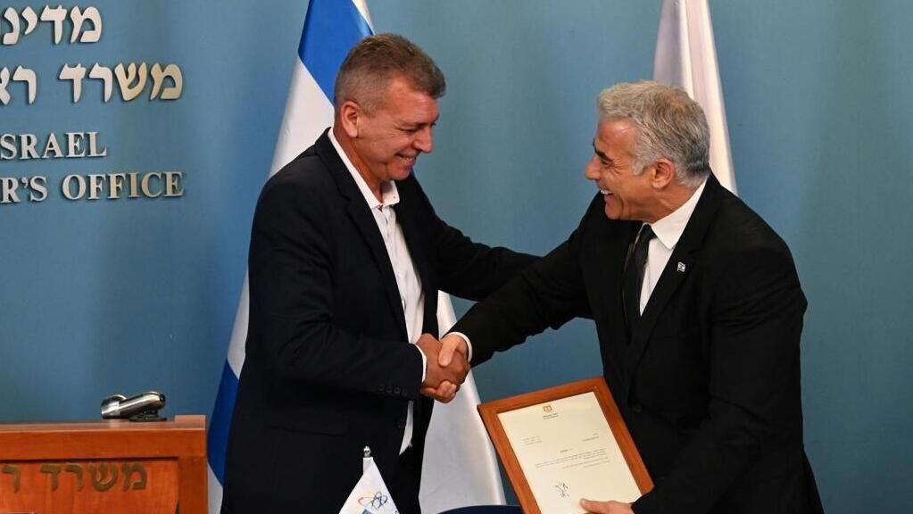 יאיר לפיד וראש הועדה לאנרגיה אטומית הנכנס תא"ל במיל' משה אדרי
