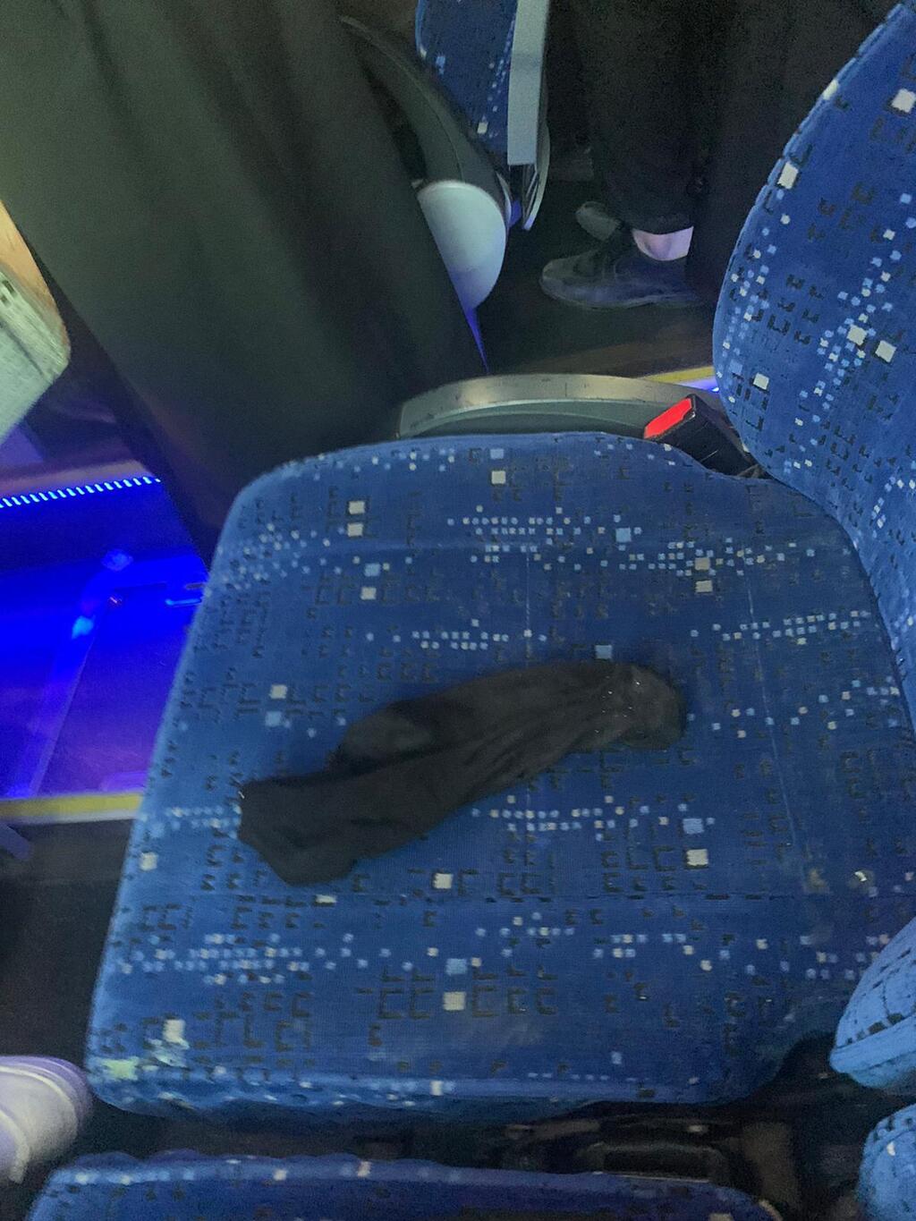 גרב משומשת שנוסע חרדי הניח על המושב באוטובוס כדי להרחיק אישה