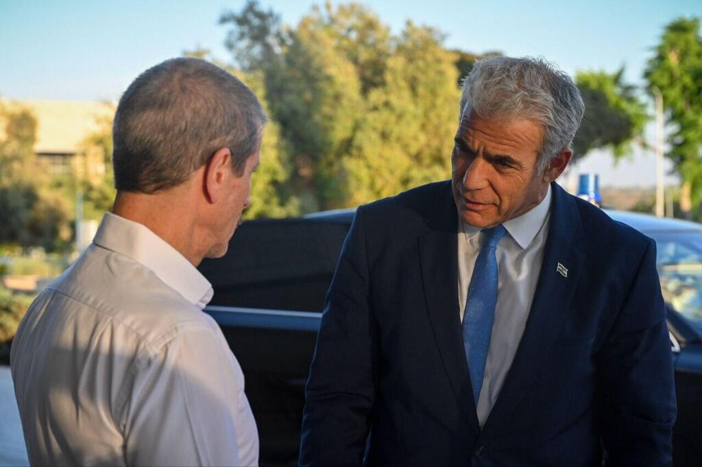 יאיר לפיד וראש הועדה לאנרגיה אטומית היוצא תא"ל במיל' זאב שניר