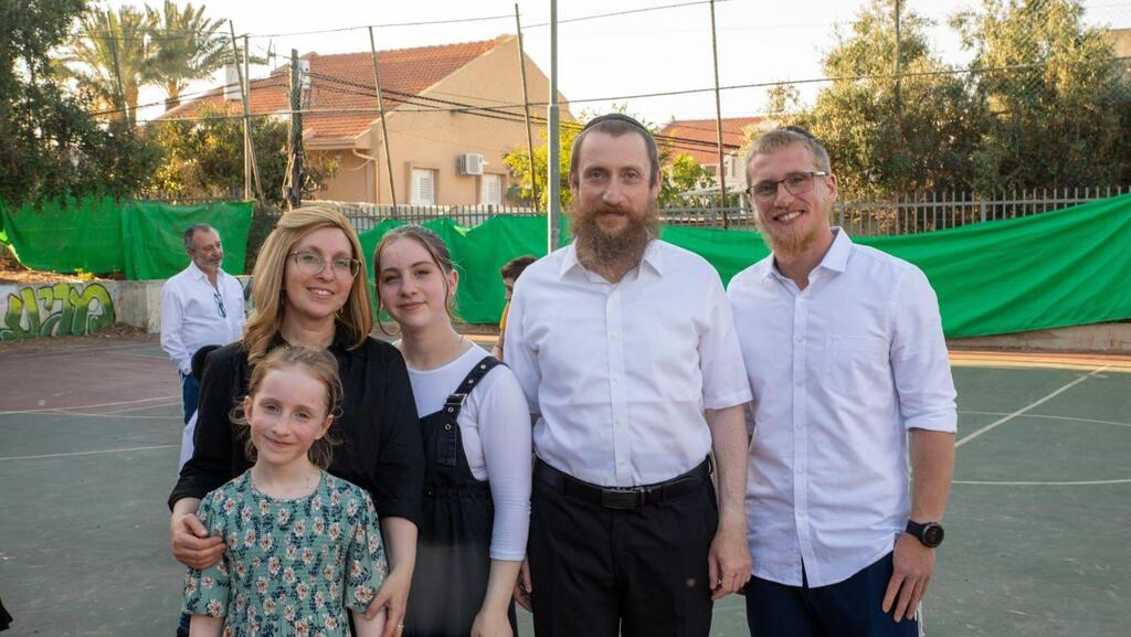 קמינשטיין עם המשפחה, שחזרה לארץ