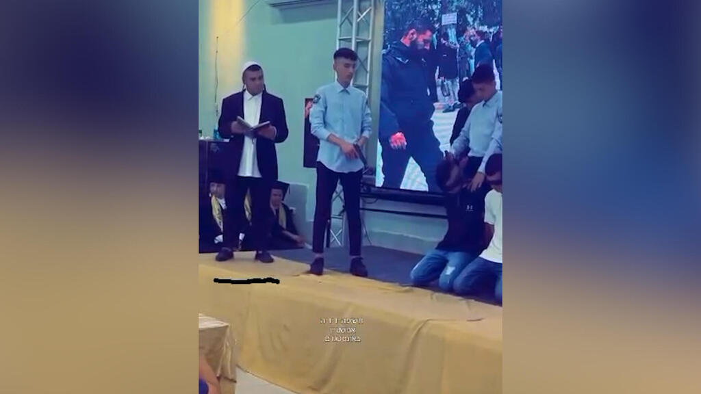 השוטרים והמתפלל היהודי, יחד עם ה"אסירים" (צילום: ליקט מהטיקטוק ידידיה אפשטיין) בית ספר תיכון במזרח ירושלים העלה הצגה מסיתה נגד יהודים