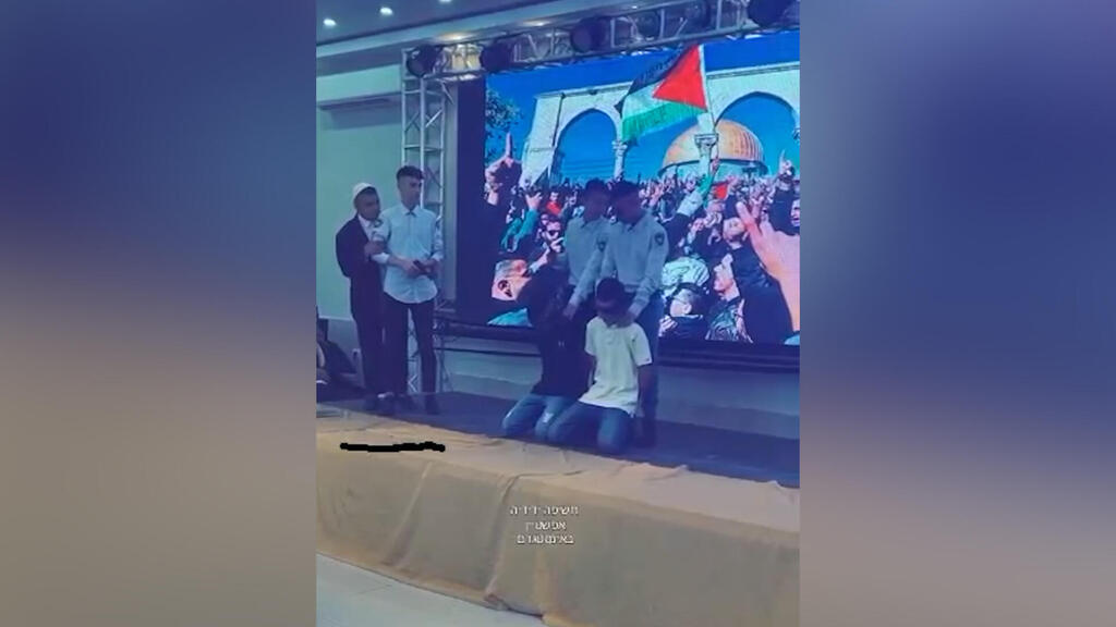המתפלל היהודי מתחבא בחשש מאחורי השוטר (צילום: ליקט מהטיקטוק ידידיה אפשטיין) בית ספר תיכון במזרח ירושלים העלה הצגה מסיתה נגד יהודים