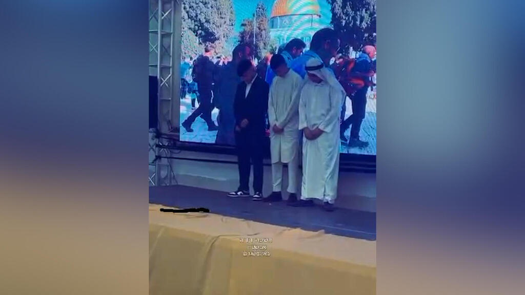 המתפללים המוסלמים בהצגה (צילום: ליקט מהטיקטוק ידידיה אפשטיין) בית ספר תיכון במזרח ירושלים העלה הצגה מסיתה נגד יהודים