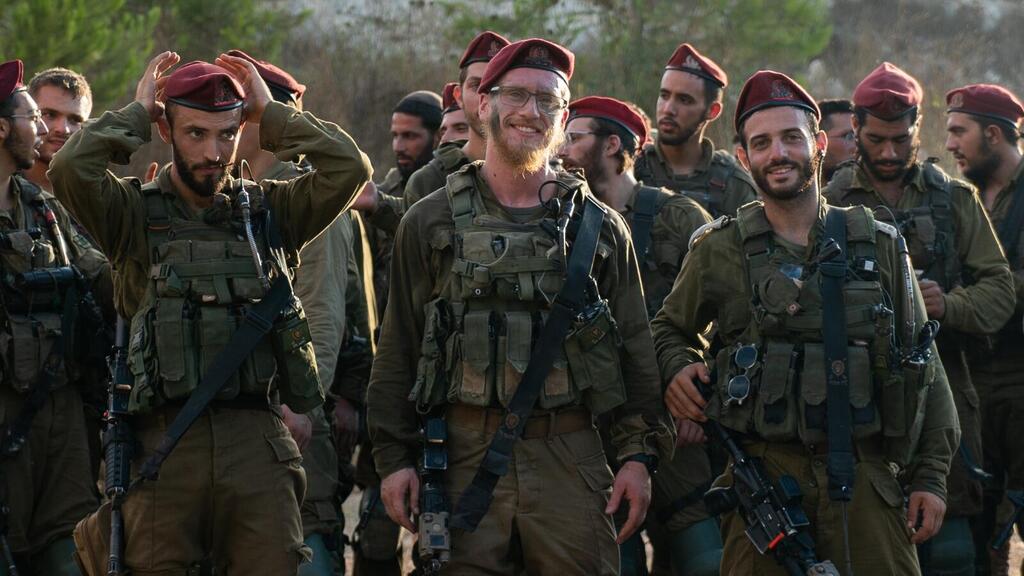 סרן מוטי קמינשטיין (במרכז)